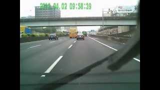 國道1南下94km(1020402 am9:58)紅色拖板車008-*X追撞三菱藍色自小客車---紅色拖板車說是自小客車撞他....請問這有天理嗎