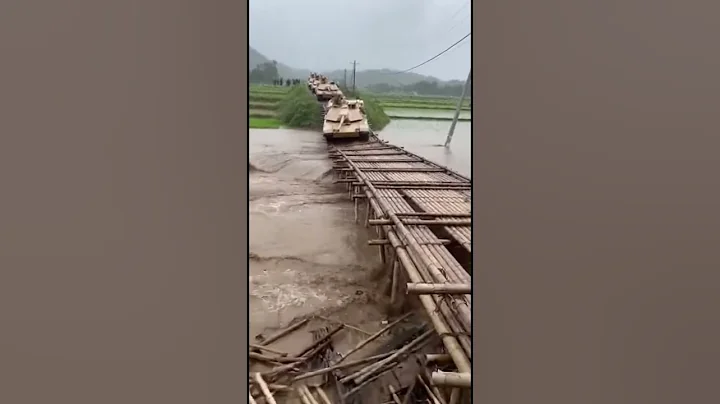 😱🌊The Tank That Fell Into the Flood the Moment the Bridge Collapsed! #disaster