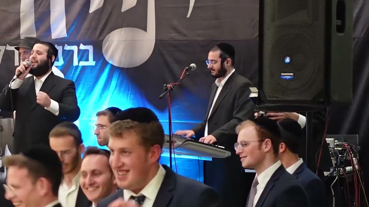 לייזר ברנדמרק ותזמורתו עם הזמר משה דוד וויסמנדל בחתונה מקפיצה