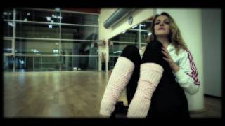 Claudia Gerini - Maniac  [Official Video] chords