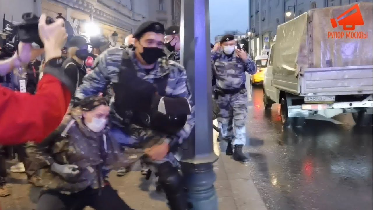 Жесткие задержания полицией и ОМОНом на шествии в центре Москвы 15.07.20