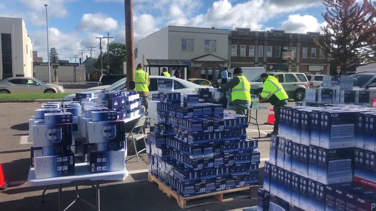 Hundreds of Hamtramck residents wait to receive water filters and cases of bottled water YouTube