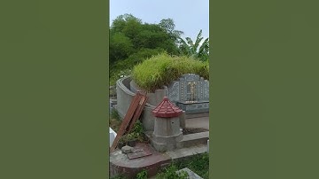 25 tahun ibu muniroh tinggal di tengah kuburan sendirian #shortvideo