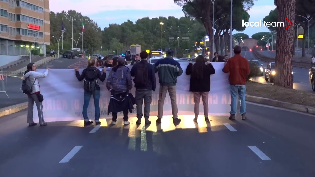 G20 Roma, protesta vicino zona rossa: manifestanti bloccano traffico in via Cristoforo Colombo