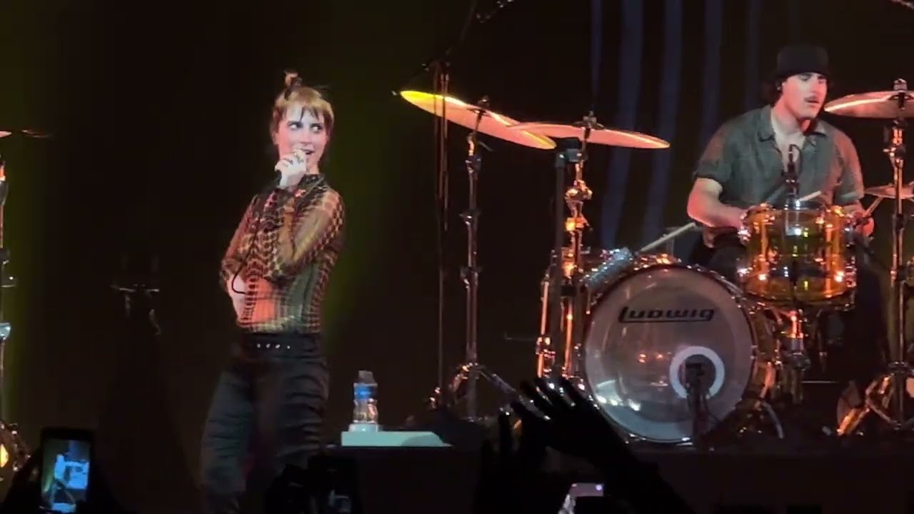 Paramore - Running Out of Time (Live Rio de Janeiro)