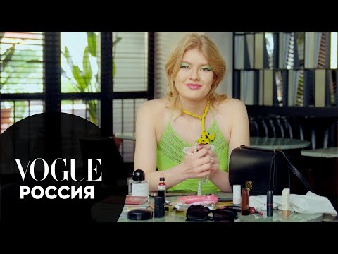 Что в сумке у Ульяны Добровской? | Vogue Россия