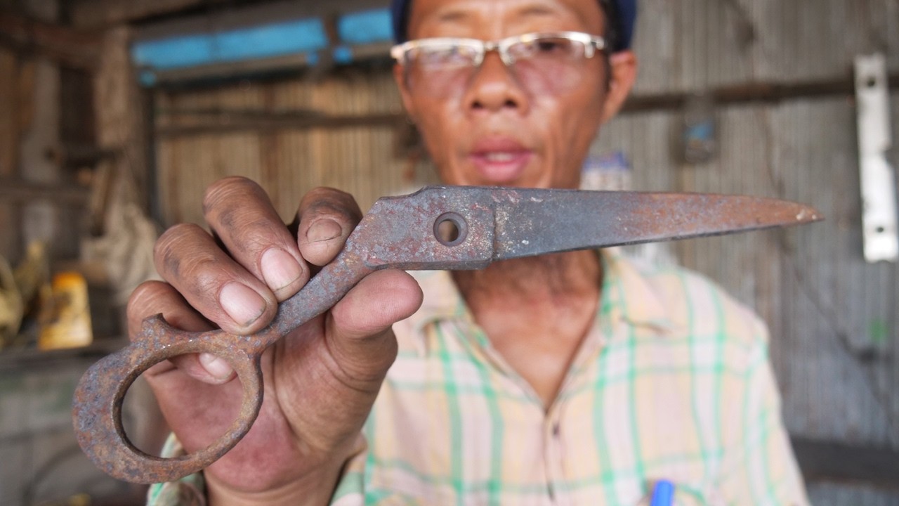 From One Scissor Into One Cutting Blade/Can You Notice Something Wrong With The Bade