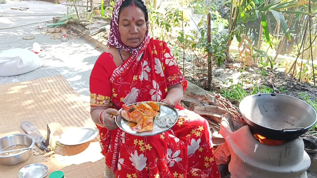 গাছ থেকে কলা মোচা পেড়ে চিংড়ি মাছ দিয়ে চচড়ি ও পাংগাস মাছের কারি 