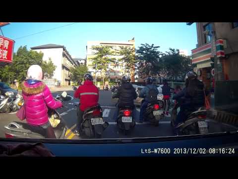 2013/12/2 汐止車禍，機車撞上左轉汽車