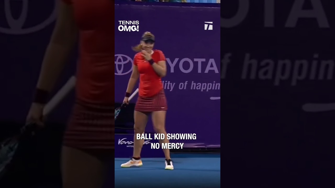 Wimbledon RIP to this brave insect 💀 Tennis 🎾