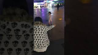 20181220 興奮的跑向阿姨懷抱，但是要找媽媽抱 《1y7m5d》