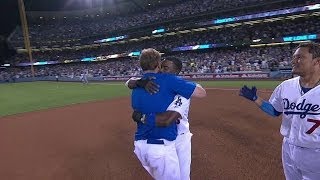 SD@LAD: Ellis belts sac fly to plate game-winning run