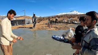 Download Lagu A day full of smiles and success | Pia and her daughter finish the roof. MP3