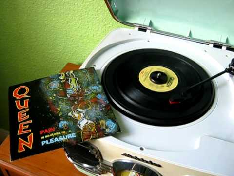 QUEEN - Pain Is So Close To Pleasure 7