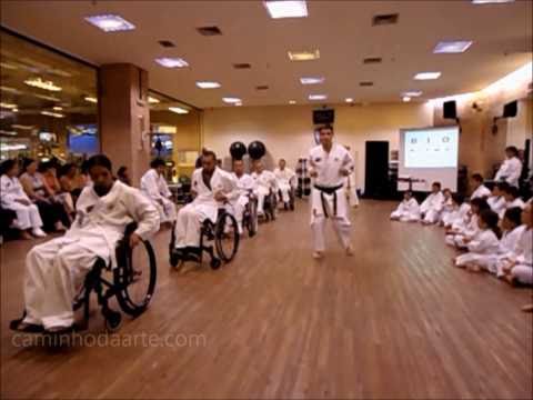 Atletas com deficincia treinando Karate [LEGENDADO]