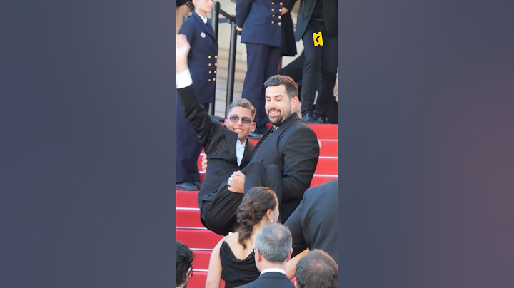 Artus monte les marches avec l'équipe du film "Un p'tit truc en plus" au Festival de #cannes2024