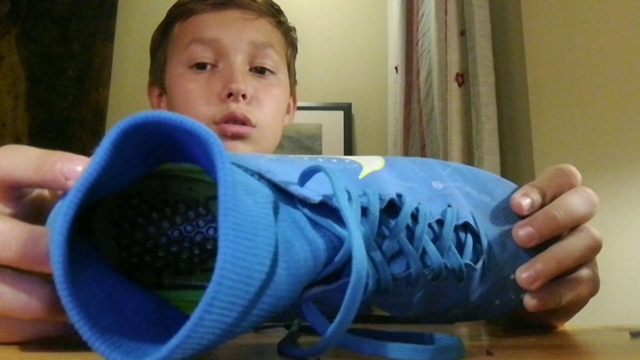 Others - Andris a focicipőit mutogatja