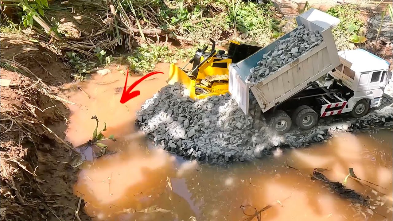 Completely Filling Rock Builds a Road By SHANTUI DH17c3 & SHACMAN Dump Trucks - RC Construction