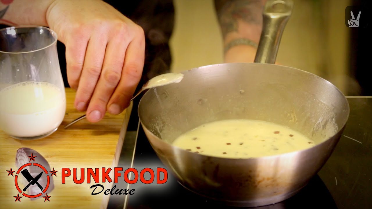 Bechamel Soße: Kitchen Basics von Punkfood Deluxe! - YouTube