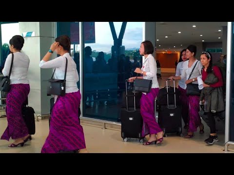 Pramugari Cantik Pesawat Batik Air dan Garuda Indonesia tiba di Bandara DEO Kota Sorong Papua Barat