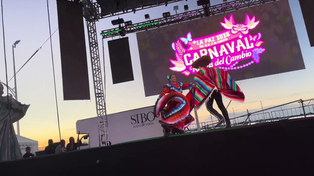 Bailando el Gavilancillo del estado de Jalisco, música del mariachi vargas 