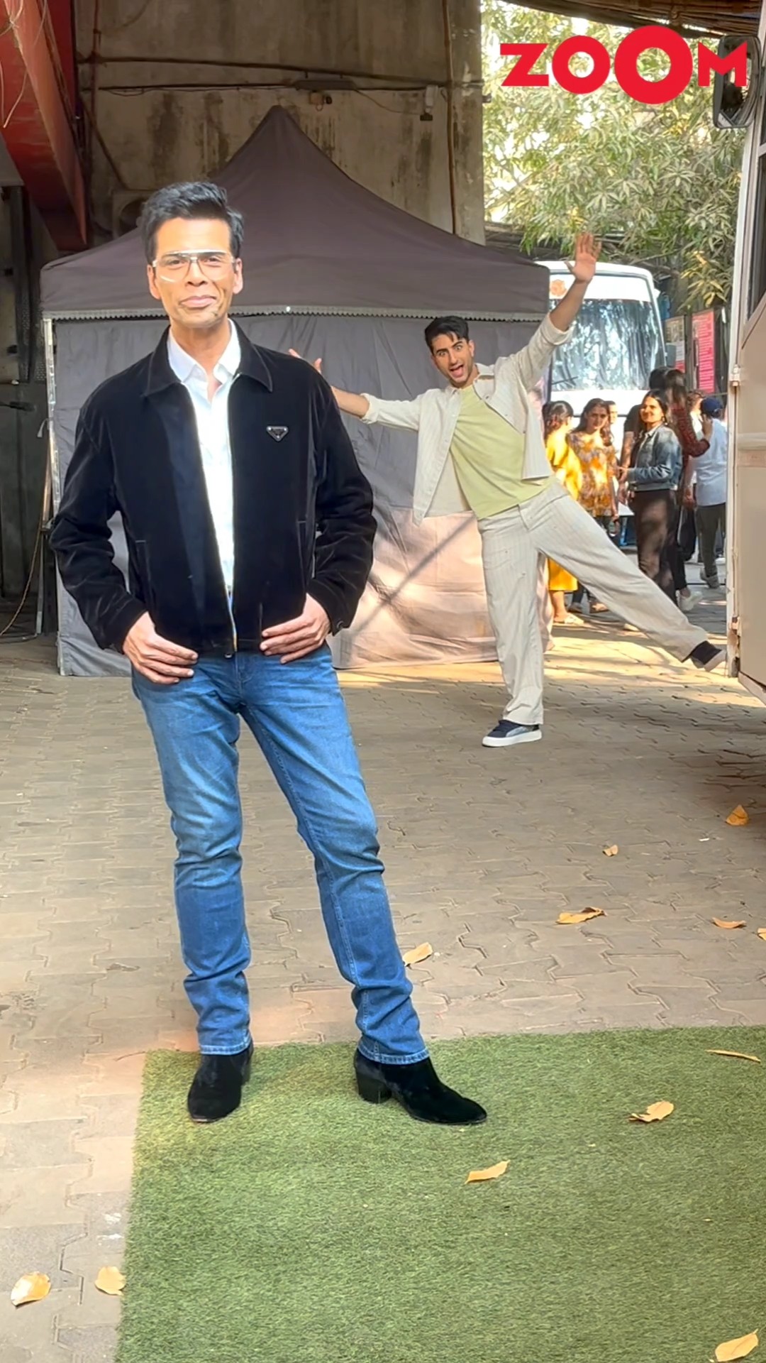 Ibrahim Ali Khan CUTELY photobombs Karan Johar's frame as he poses for paps ? #shorts #ibrahim