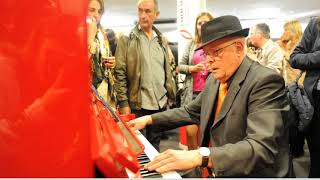 Harald SCHLUDE joue et chante...."On the street where you live" Information