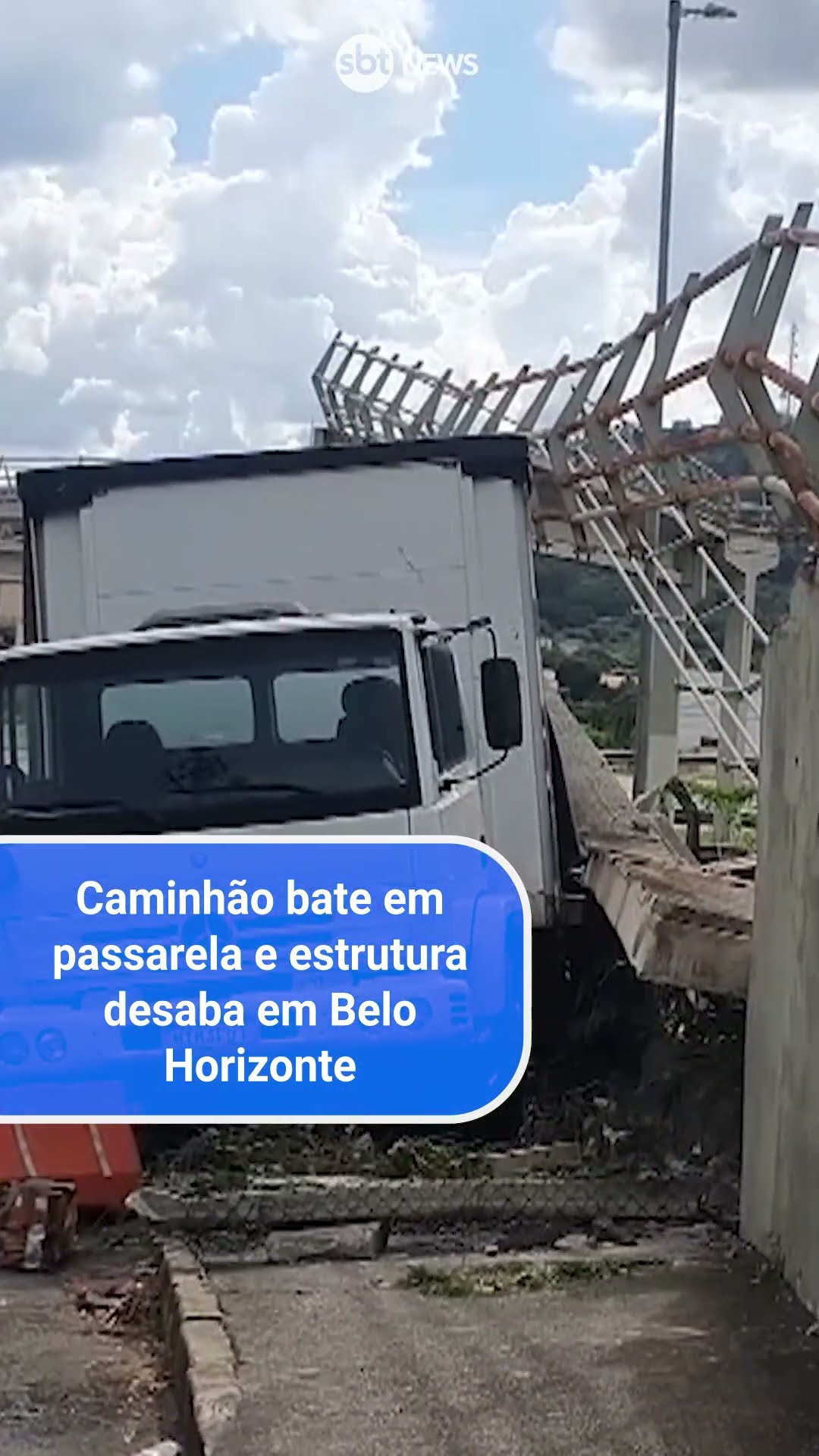 Caminhão bate em passarela e estrutura desaba em Belo Horizonte
