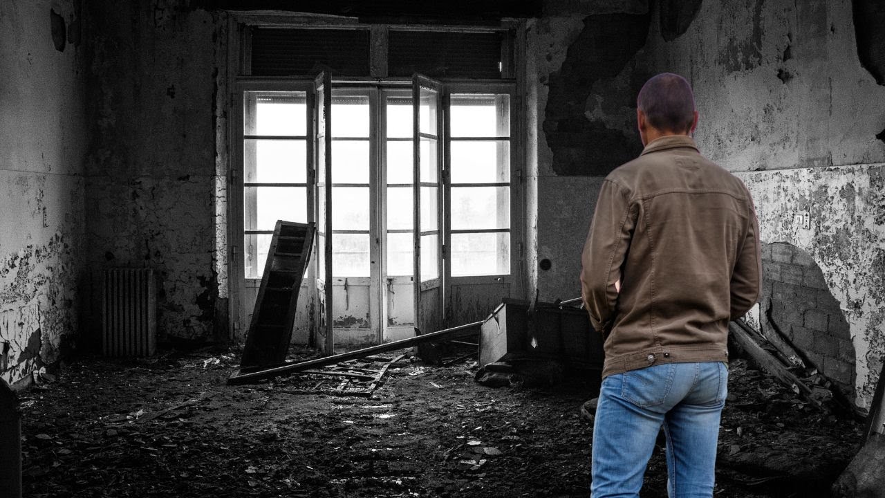 Após divórcio, homem reconstrói vida reformando casa no meio do mato – resultado é de chorar!