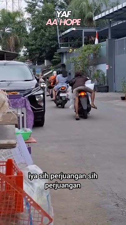 Abang ini jago banget nyetir motor BAWA ES KERUMAH PAK RT ! #shorts #viralshorts