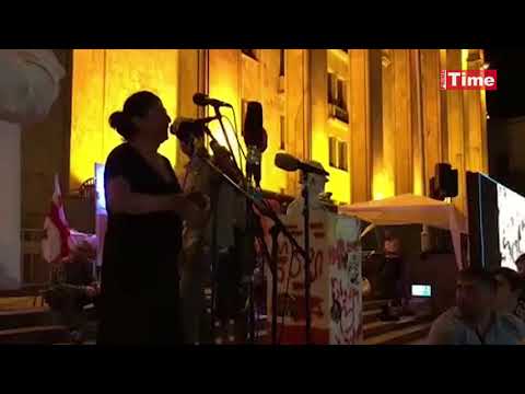 პარლამენტთან აქციაზე რუსეთის მოქალაქემ რუსული პასპორტი დახია