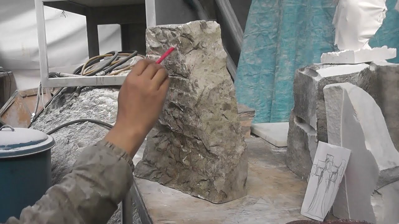 イタリア カラーラ大理石】を加工して彫刻を制作 - YouTube