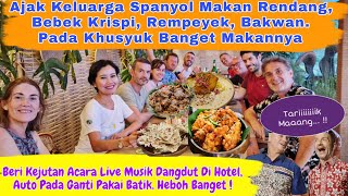 Bule Bule Ini Lahap Makan Menu Indonesian dan Terkesan Dengan Musik Dangdut !