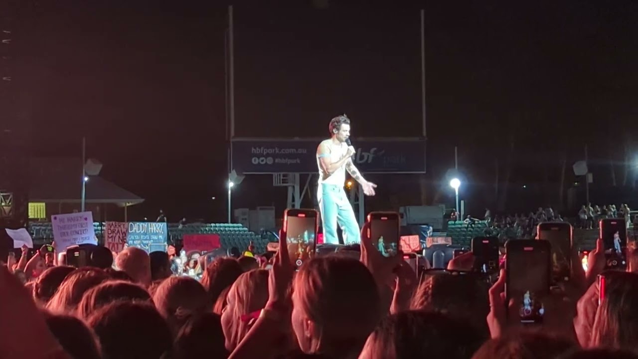 Harry Styles - reading signs, chatting - Perth, 20 February 2023