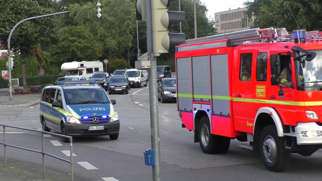 [EWA Sperrt die Kreuzung 🛑] Einsatzfahrt 》E-RTW-3300/1 (+Gruß) || Berliner Feuerwehr / Fw-Suarez