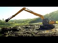 Escavadeira Hyundai long reach limpando represa(Hyundai long reach excavator cleaning dam)