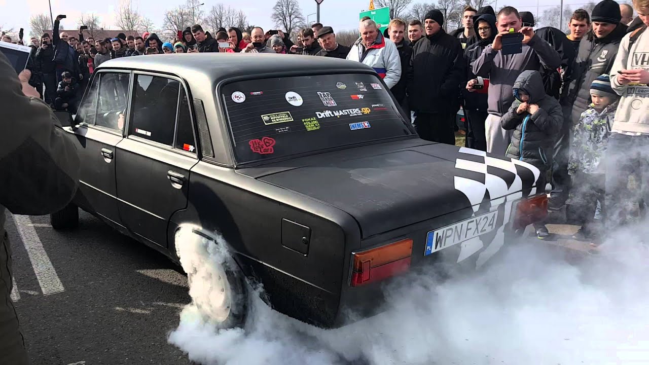 Palenie gumy Fiat 125p Płońsk 20.03.2016 YouTube