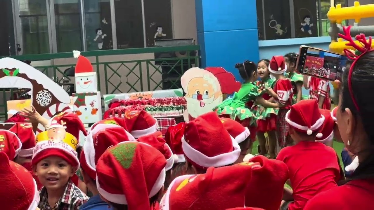 Bé vui Noel tại trường mầm non 10