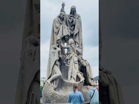 วีดีโอ: อนุสาวรีย์ Cyril และ Methodius ในมอสโกวและ Murmansk: ประวัติศาสตร์และภาพถ่าย