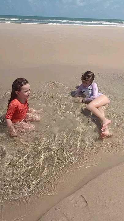 Brincando na Praia 💦 #banho #mar #banhodemar #praia #diversão #brincadeiras #kidsvideo #happy #viral