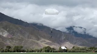 Tibet Military Command completes low altitude parachuting on plateau