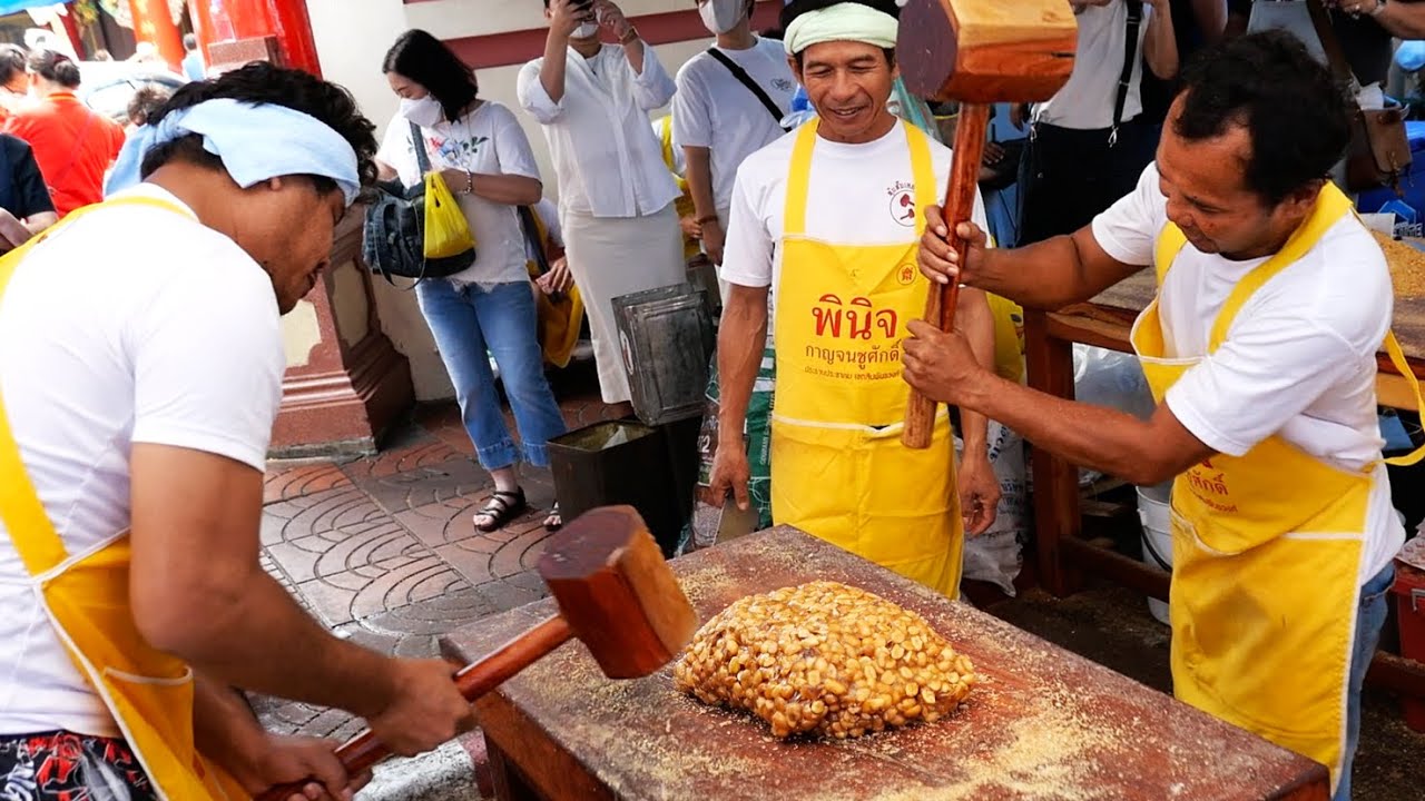 ⁣Thai Street Food - PEANUT CANDY POUNDING Bangkok Thailand