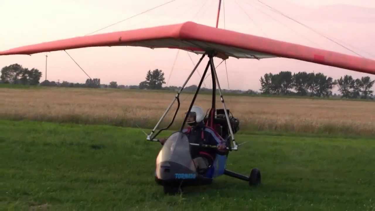 Oblot motolotni po złożeniu skrzydła P-15 JAZZ 2000