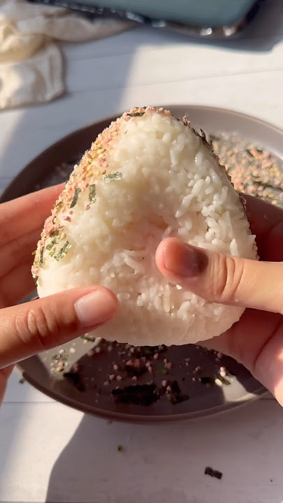 Here’s an easy to make an onigiri! So easy anyone can do it!