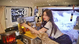 🌨-5℃ Solo cozy car camping in a snowy forest | spicy chicken noodles and Beer