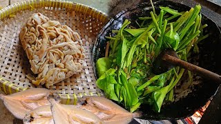 Pria ini masak genjer sawah lauk telur ceplok dan usus ayam pedas