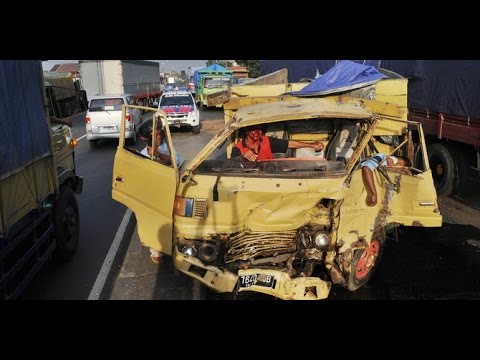  Kecelakaan  Mobil Pikap vs Dump  Truck  Bertambah YouTube