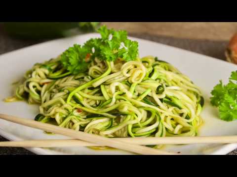 Zutaten: Zucchini längs schneiden 15 bis 20 cm lang 2 bis 3 cm breit Grobes Maismehl Olivenöl Salz P. 