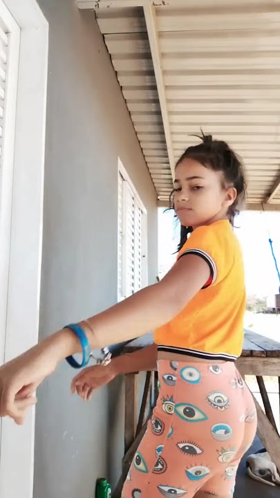 menina novinha dançando funk