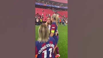 اليكسيا في الاحتفالات تستقبل زميلتها في المنتخب الاسباني للسيدات Womensfootball Rina Léo Sport 